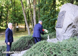 Złożenie kwiatów przed pomnikiem.