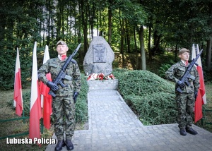 Posterunek honorowy żołnierzy przed pomnikiem.