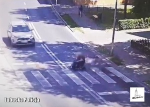 Nagranie z monitoringu miejskiego - potrącenie osoby niepełnosprawnej na przejściu dla pieszych.