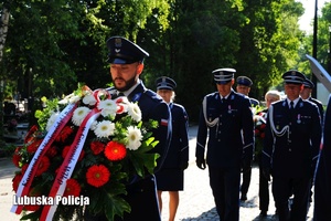 Policjanci składają wieniec