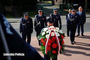 Policjanci składają wieniec