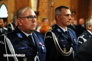 Policjanci w kościele podczas mszy świętej.