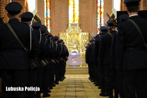 Kompania honorowa Policji w kościele.