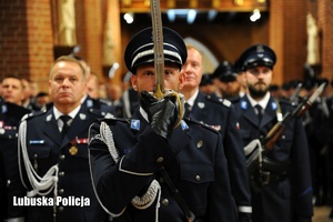 Policjant z szablą w kościele.