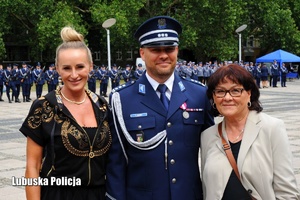 Policjant z rodziną pozuje do zdjęcia.