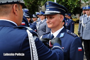 I Zastępca Komendanta Głównego Policji przypina odznaczenie policjantowi.