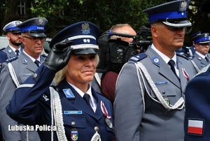 Policjantka oddaje honor komendantowi.