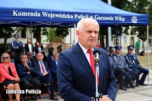 Wojewoda Lubuski podczas przemówienia.