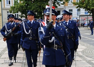 Kompania honorowa Policji podczas przemarszu.