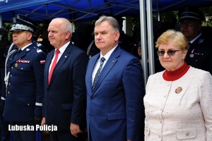 Osoby stojące na trybunie honorowej podczas uroczystości Święta Policji.