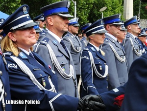 Policjantka otrzymuje gratulacje od innego policjanta.