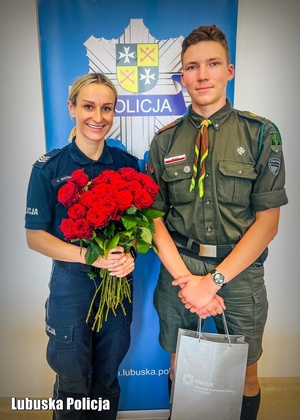 Policjantka z harcerzem