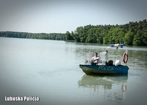 Policyjna motorówka podczas patrolu nad jeziorem.