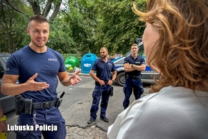 policjant rozmawia z kobietą