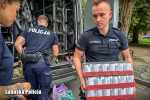 policjanci niosą dary dla zwierzaków