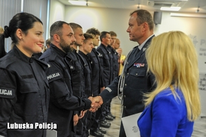 policjanci są witani w szeregach Policji