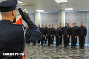 policjant oddaje honor