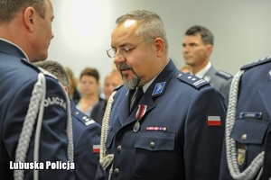 Policjant podczas odznaczenia