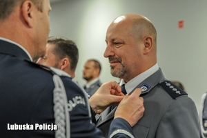 Policjant podczas odznaczenia