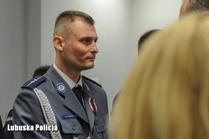 Policjant podczas odznaczenia