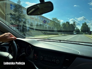Widok z radiowozu na Zespół Szkół