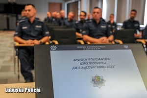 policjanci siedzą na sali