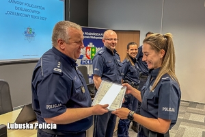 wręczenie nagrody policjantce