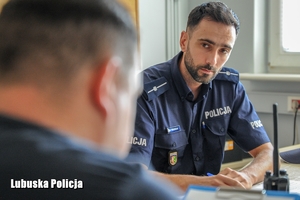 policjant rozmawia z obywatelem
