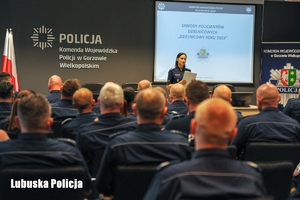 policjanci siedzą na sali