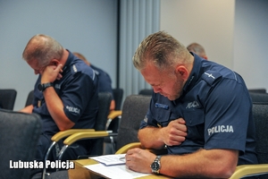 policjanci rozwiązują test