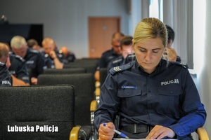 policjanci rozwiązują test