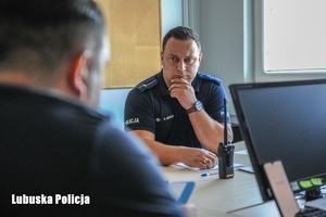 policjant rozmawia z obywatelem