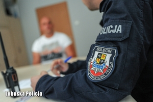 policjant rozmawia z obywatelem