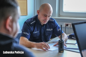 policjant rozmawia z obywatelem