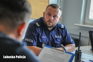 policjant rozmawia z obywatelem