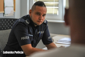 policjant rozmawia z obywatelem
