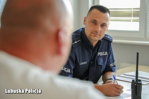 policjant rozmawia z obywatelem
