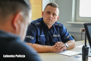 policjant rozmawia z obywatelem