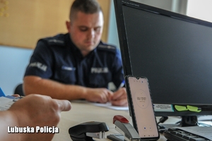 policjant rozmawia z obywatelem