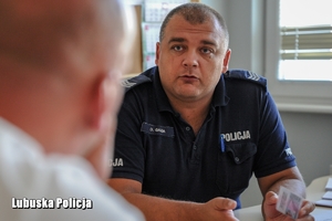 policjant rozmawia z obywatelem