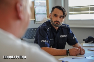 policjant rozmawia z obywatelem