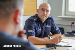 policjant rozmawia z obywatelem