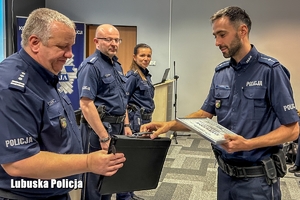 wręczenie nagrody policjantowi