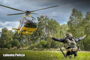 kontrterrorysta pomaga wylądować helikopterowi