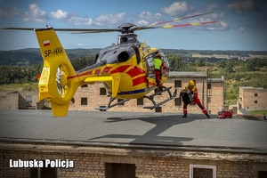 medycy wylądowali helikopterem na dachu