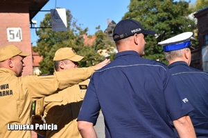 policjanci i strażacy podczas wspólnych ćwiczeń