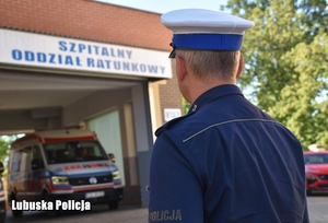 policjant stoi przy szpitalu