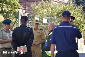 policjanci i strażacy podczas wspólnych ćwiczeń