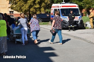 mundurowi i pracownicy szpitala