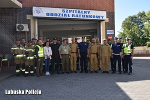 policjanci i strażacy podczas wspólnych ćwiczeń